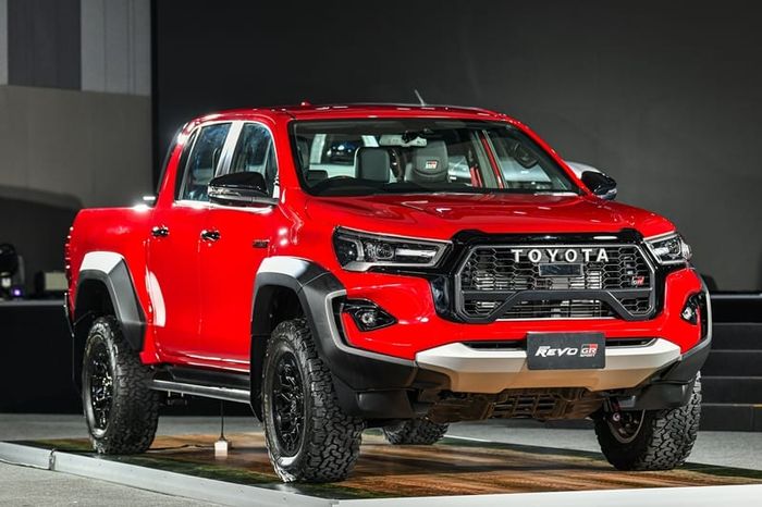 Toyota Hilux Revo GR Sport 2024 đã chính thức ra mắt tại Thái Lan, với giá từ 1,03 tỷ đồng.