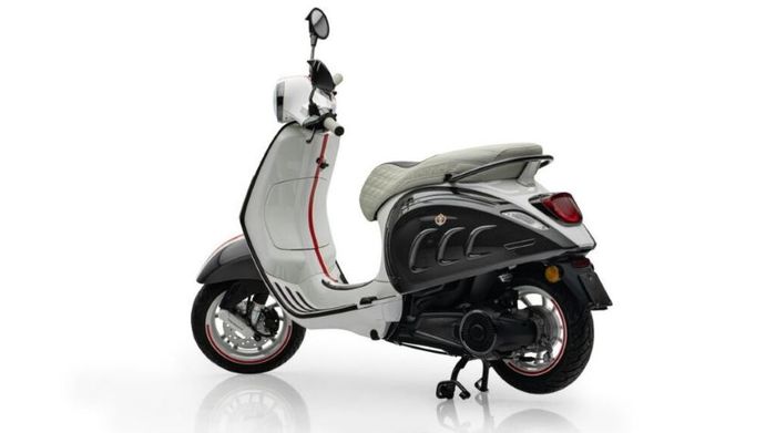 Vespa điện phiên bản đặc biệt, hạn chế 99 chiếc trên thế giới Vespa Elettrica phiên bản Monaco 3.jpg