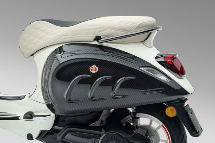 Vespa điện phiên bản đặc biệt, hạn chế 99 chiếc trên thế giới Vespa Elettrica phiên bản Monaco 4.jpg