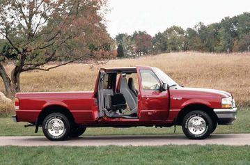 Ford Ranger 1998 SuperCab có 4 cửa với thiết kế độc đáo, tạo ấn tượng mạnh mẽ.