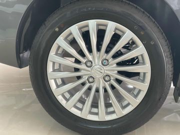 Mẫu sedan của Nhật Bản có bánh xe 16 inch, với thiết kế đa chấu sơn bạc lịch lãm.