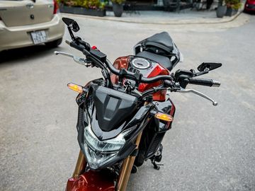 Khu vực đầu xe vẫn là điểm nhấn của Honda CB500F 2023 với thiết kế đèn pha thể thao.