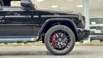 Mercedes G63 AMG 2024 sử dụng bộ mâm hợp kim màu xám titan 10 chấu, kích thước 20 inch, với độ bóng cao