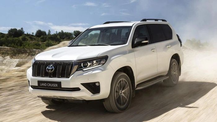 Các chuyên gia của Mytour đánh giá rằng Toyota Land Cruiser Prado mang lại cảm giác lái đầm và chắc chắn, đồng thời có tính ổn định cao ở tốc độ trên 80km/h