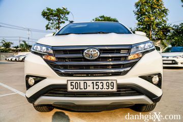 Mặt trước của Toyota Rush 2022 vẫn gây ấn tượng với lưới tản nhiệt 4 nan ngang được xếp tầng và hài hòa với đèn pha.