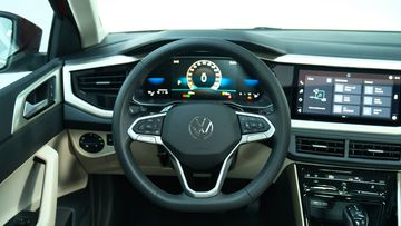 Vô lăng của Volkswagen Virtus 2023 có thiết kế 3 chấu với đáy phẳng kiểu thể thao