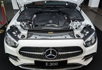 Mercedes E300 AMG 2024 sử dụng động cơ I4 2.0 lít Turbo, đi kèm với hộp số 9G-TRONIC và lẫy chuyển số thể thao