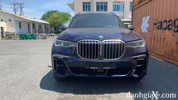 Cùng với đèn pha đôi mảnh và lưới tản nhiệt kéo dài, BMW X7 tỏa ra sự rộng rãi, tạo nên vẻ ngoài không thể nhầm lẫn