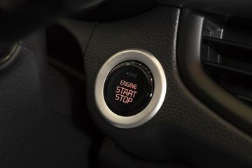 Ở vị trí lái, xe được trang bị nút khởi động start/stop