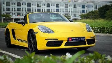 Nắp ca-pô của Porsche 718 Boxster 2024 có thiết kế cong vút hấp dẫn