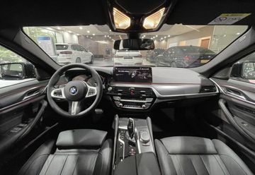 BMW 520i M Sport LCI 2024 đặc điểm bởi không gian nội thất lôi cuốn, sang trọng, trang bị các tính năng tiện ích - giải trí hàng đầu