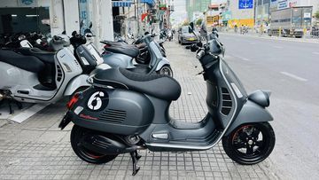 Yên của Vespa Sei Giorni 2023 là yên solo được làm từ da lộn, có thiết kế với các đường vân đẹp mắt