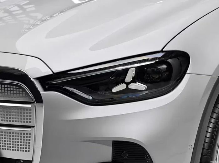 Mercedes-Benz GLC L EV 6.jpg