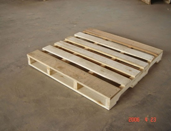 Pallet gỗ 2 hướng nâng khoét chân