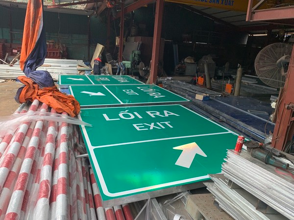 Biển báo trên cao tốc