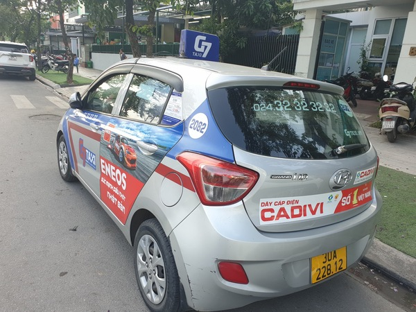 Quảng cáo trên xe taxi