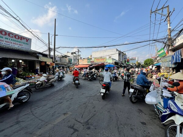 Mặt tiền - Nguyễn Thị Thơi