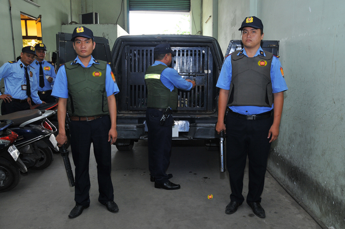 Bảo vệ chuyển tiền