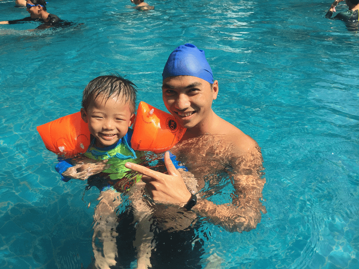 Dạy bơi trẻ em