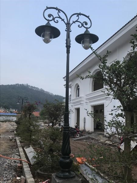 Cột đèn gang đúc