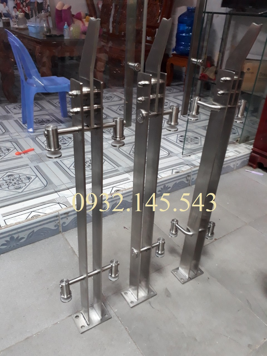 Trụ lan can kính cường lực