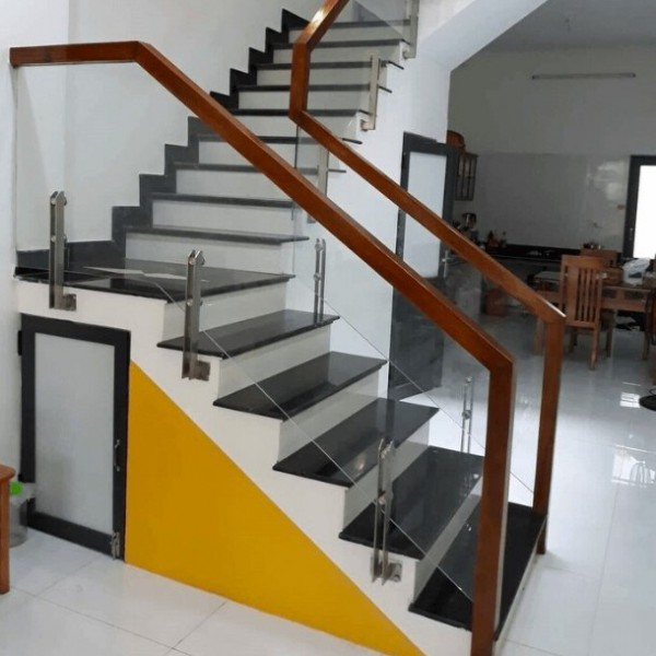 Cầu thang kính trụ lửng