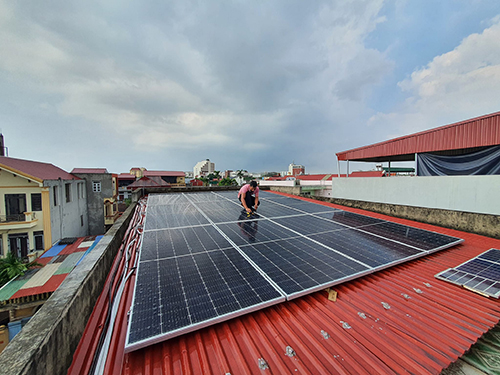 Thi công lắp đặt hệ thống điện năng lượng mặt trời áp mái