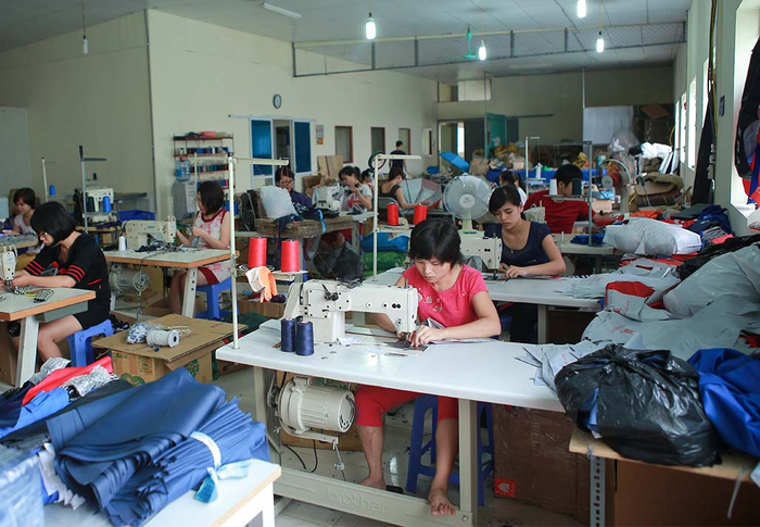 Công đoạn may và đính tai cài