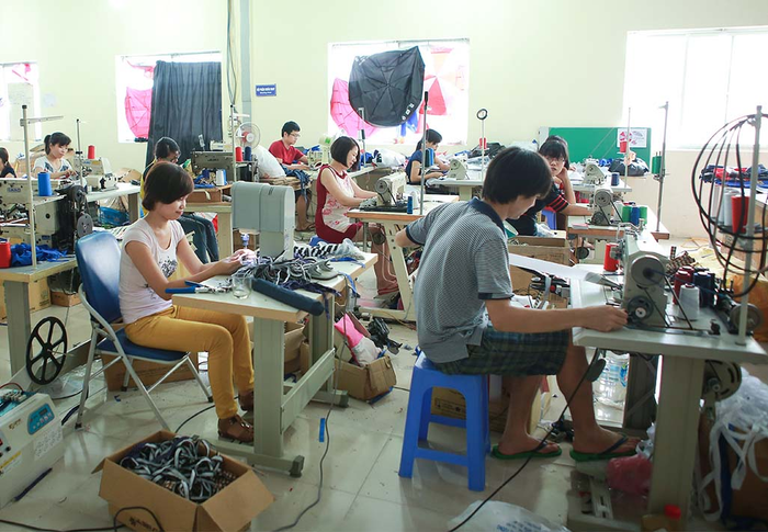 Công đoạn may và đính tai cài