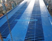 Cầu dẫn xe nâng lên container