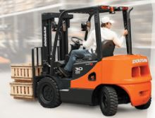 Xe nâng dầu Doosan 3 tấn