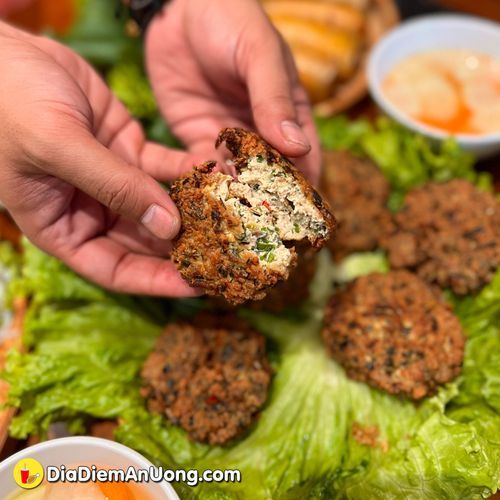 Đặc sản chả rươi, nem cua bể với hương vị đích thực từ miền Bắc - Mytour