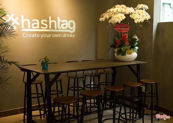 Góc check-in với đèn neon tại quán cafe tự pha chế Hashtag Coffee