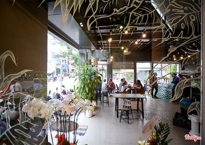 Bảng hiệu và không gian bên trong quán cafe tự pha chế Hashtag Coffee