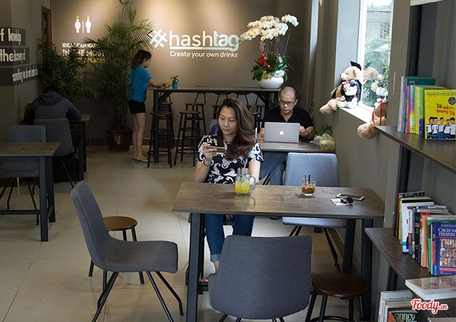 Không gian thư giãn với ghế và bàn tại Hashtag Coffee