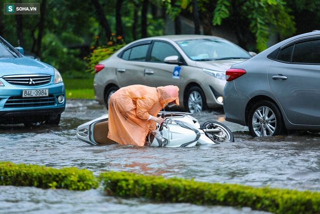 Đừng tin vào quảng cáo, hãy nhớ 5 nguyên tắc mà tay đua Việt này chia sẻ để tránh thủy kích khi lái xe qua đường ngập nước - Hình 6.