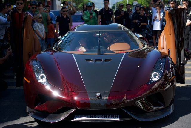 Hoàng Kim Khánh đang tự lái Koenigsegg Regera ra đường sau 2 năm chờ đợi sửa chữa, thu hút sự chú ý của người dân Nha Trang xung quanh - Ảnh 4.