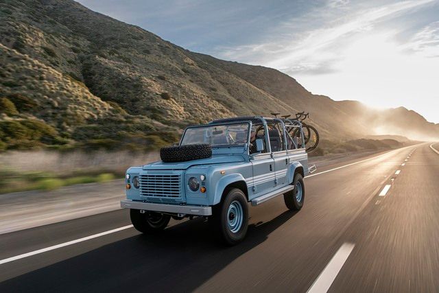 Cái Land Rover Defender này dễ hút khách đi chơi biển: Giống như một căn nhà nghỉ di động, trang bị nhiều đồ chơi để 'quẩy', có giá khoảng 6,3 tỷ đồng - Hình 1.