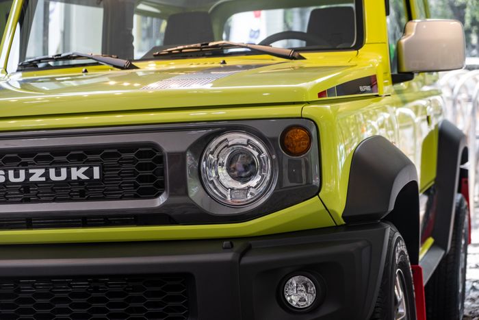 Suzuki Jimny giá 799 triệu tại đại lý: Tem mới, phối màu đặc sắc, có phụ kiện cho những người đam mê dã ngoại - Ảnh 5.