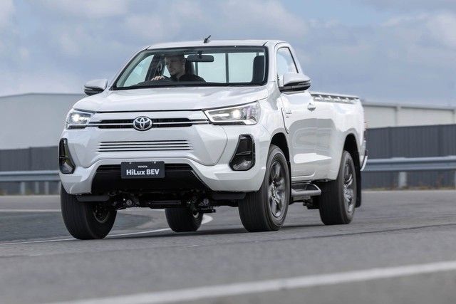 Toyota Hilux điện sẽ ra mắt vào năm sau, cạnh tranh với Ranger và Triton trong thị trường xe điện.