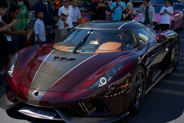 Hoàng Kim Khánh hiện đang tự lái Koenigsegg Regera ra đường sau 2 năm chờ đợi sửa chữa, thu hút sự chú ý của người dân Nha Trang xung quanh - Ảnh 2.