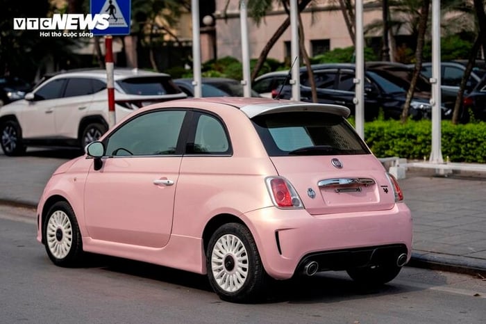 'Soi' chiếc xe Fiat 500 mới mua của Hòa Minzy - Hình 4.