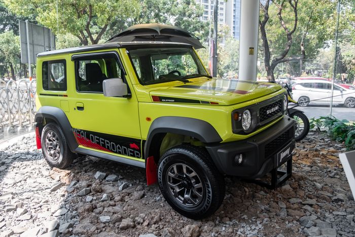 Suzuki Jimny giá 799 triệu tại đại lý: Tem mới, màu sắc độc đáo, phụ kiện dành cho người mê dã ngoại - Ảnh 2.