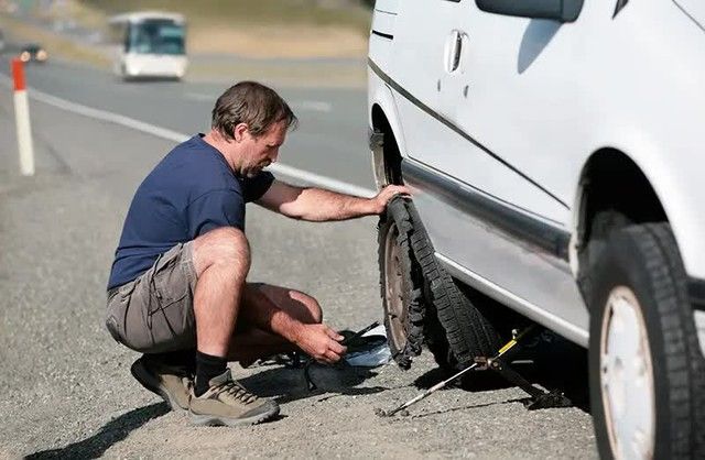 Để tránh nổ lốp trên đường cao tốc Cam Lộ - La Sơn, hãy chú ý những dấu hiệu này - Hình ảnh 1