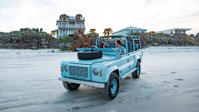 Cái Land Rover Defender này dễ hút khách đi chơi biển: Giống như một căn nhà nghỉ di động, trang bị nhiều đồ chơi để 'quẩy', có giá khoảng 6,3 tỷ đồng - Hình 1.