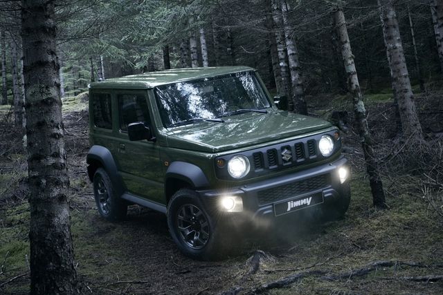 Suzuki Jimny khởi đầu giá từ 789 triệu tại Việt Nam: Xuất xứ Nhật Bản, nội thất đơn giản nhưng tích hợp nhiều trang bị hỗ trợ off-road