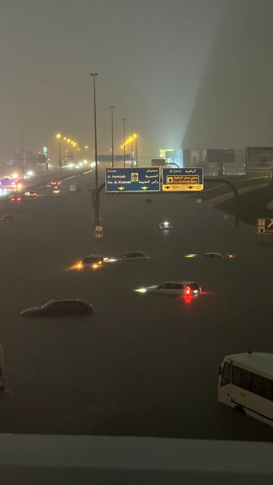 Dubai đột ngột chìm trong biển nước kinh hoàng: Siêu xe trôi dạt trên đường phố, máy bay 'lướt trên mặt nước' tạo ra hình ảnh chưa từng thấy- Ảnh 4.