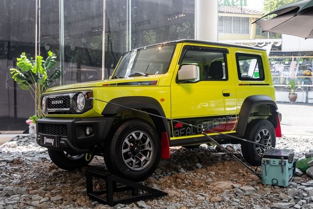 Reviewer ô tô nổi tiếng: 'Suzuki Jimny không phải là phiên bản giả mạo của Mẹc G, Jimny sở hữu sức mạnh riêng và giá thành chỉ bằng 1/5 so với Jeep' - Ảnh 4.