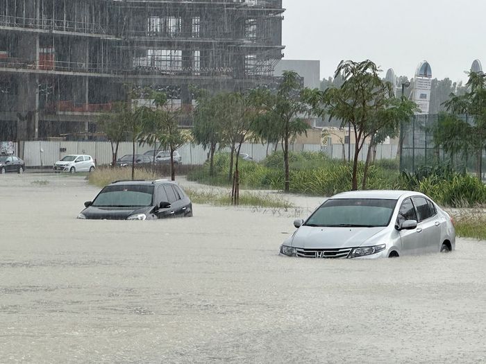 Dubai đột ngột chìm trong biển nước kinh hoàng: Siêu xe trôi dạt trên đường phố, máy bay 'lướt trên mặt nước' tạo ra cảnh tượng chưa từng thấy- Ảnh 5.