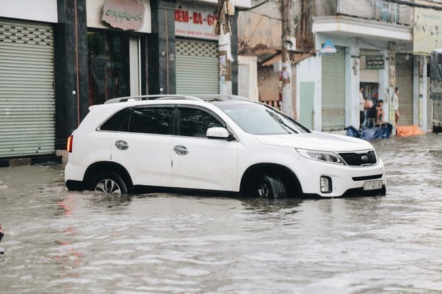 Đừng tin vào quảng cáo, hãy nhớ 5 nguyên tắc mà tay lái Việt chia sẻ để tránh nguy hiểm khi lái xe qua đường ngập nước - Hình 4.